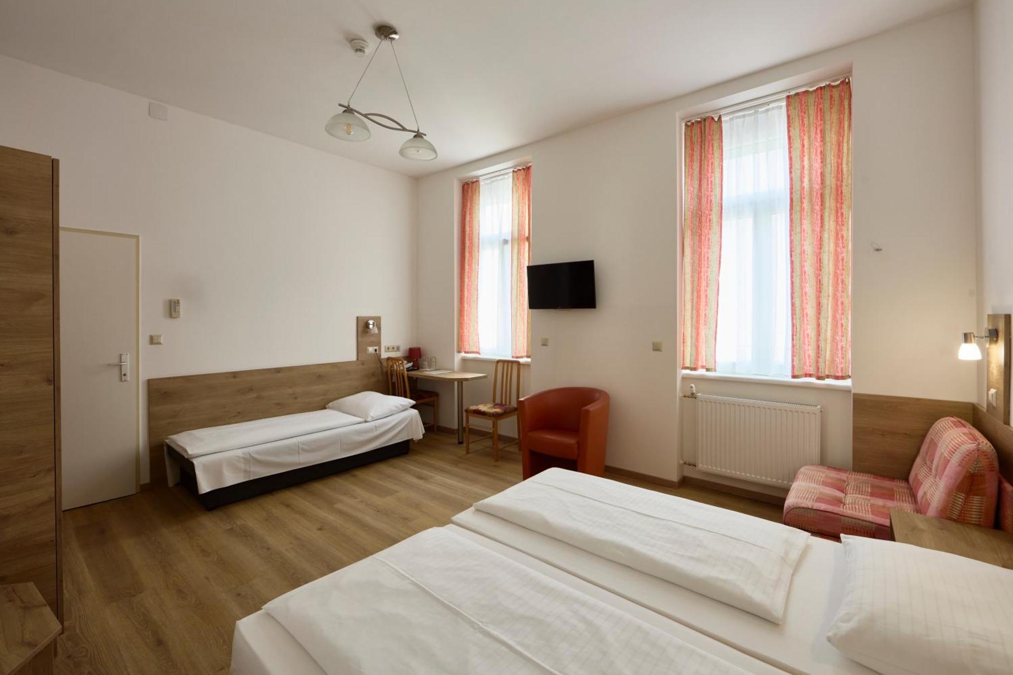Hotel Terminus Wina Bagian luar foto