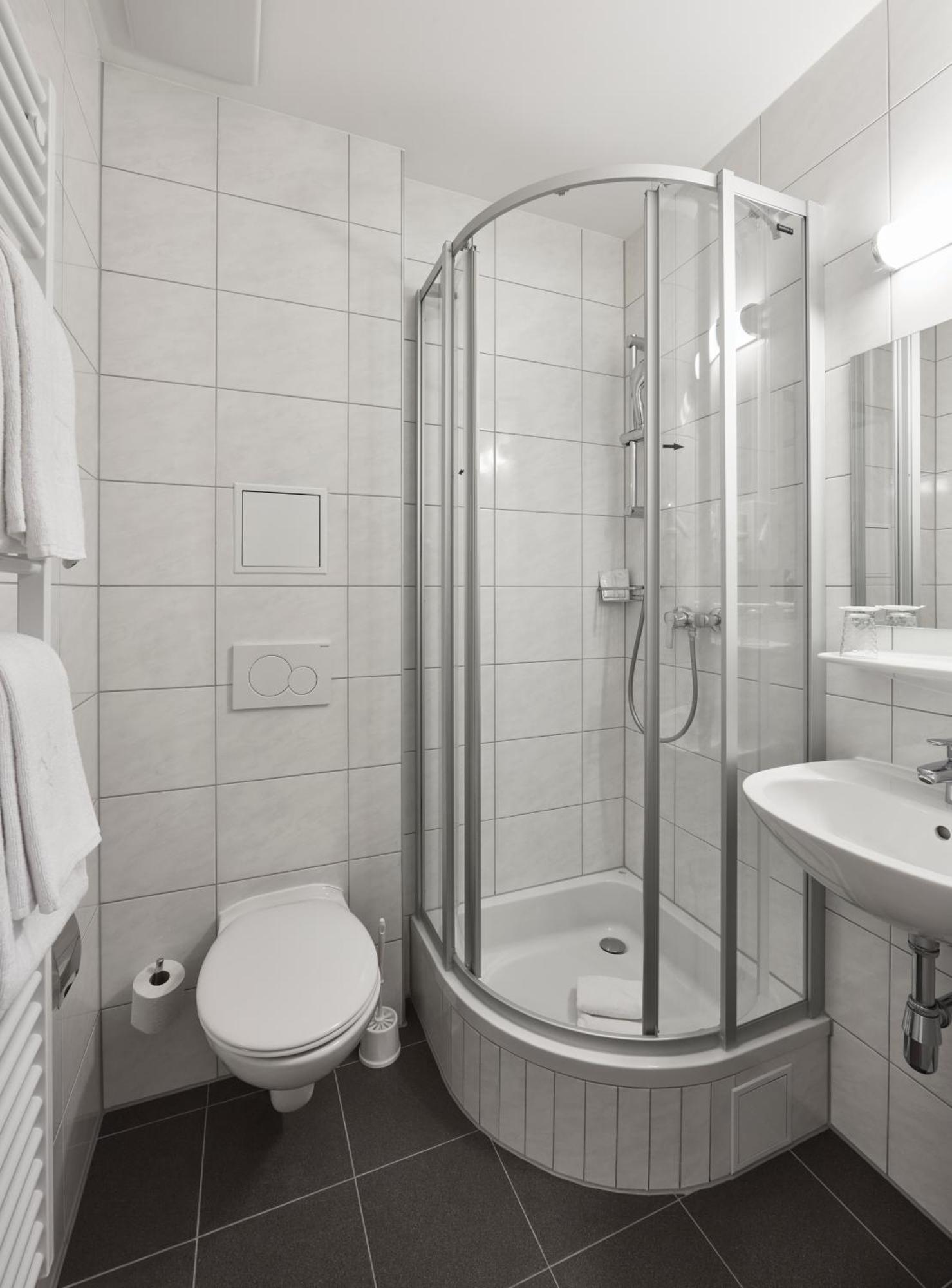 Hotel Terminus Wina Bagian luar foto